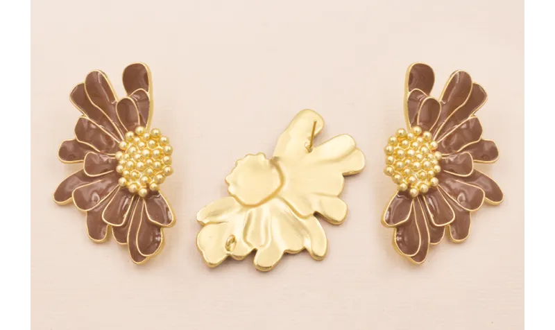 Pendiente Flor Oro Mate con Esmalte Marrón / Base Pendientes 