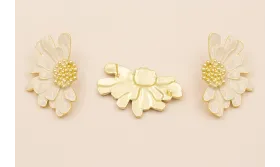 Pendiente Flor Oro Mate con Esmalte Beige / Base Pendientes 