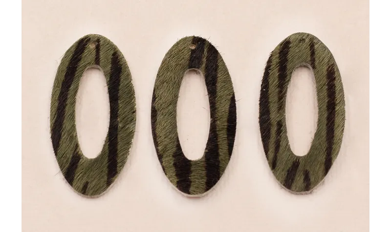 Aro Ovalado Piel Tintada 39mm Cebra Gris / Hilos y Cordones, Cuero y piel