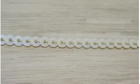 Tira de lentejuelas de 4mm Beige / Cuentas y Lentejuelas