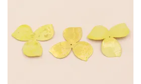 Flor 3 pétalos 35mm diametro Amarillo y Metal / Cuentas y Lentejuelas