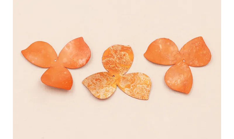 Flor 3 pétalos 35mm diametro Naranja y Metal / Cuentas y Lentejuelas