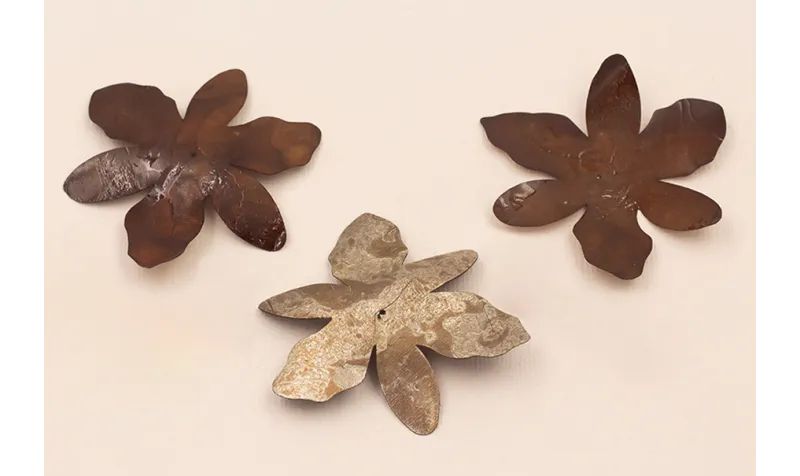 Flor 6 pétalos 55mm diámetro Marrón y Metal / Cuentas y Lentejuelas