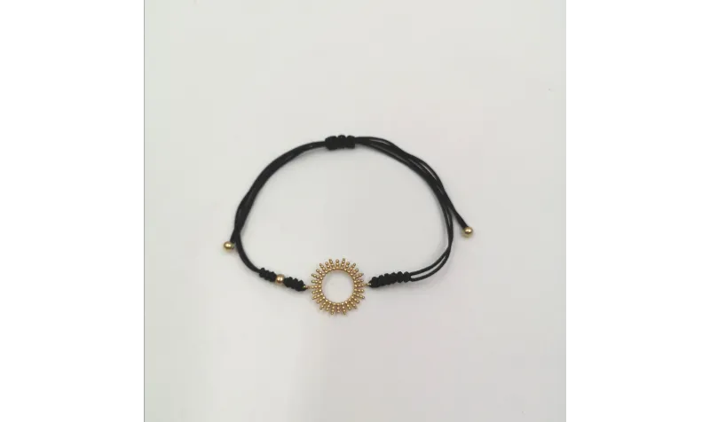 Pulsera macrame negra con sol oro