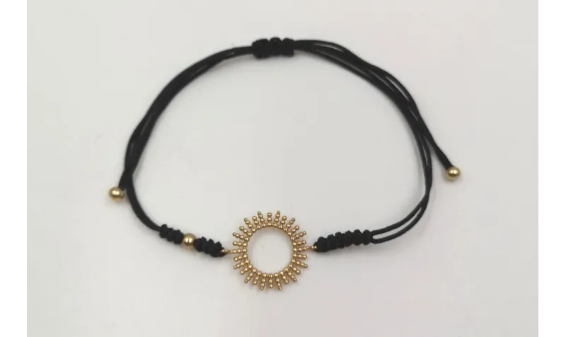 Pulsera macrame negra con sol oro