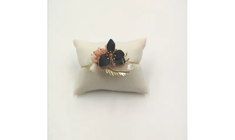 Pulsera rigida corales rosas,blanco y flor negra