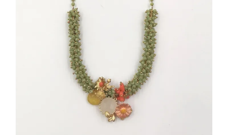 Collar facetadas verdes burruño, margarita, brillo