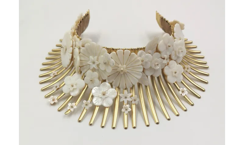 Collar rigido flores nacar