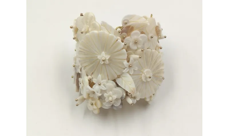 Brazalete flores nacar