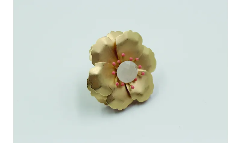 Anillo flor grande 3 capas y cristal blanco opal.