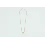 Solitario con cadena dorada y bola esmaltada rosa.