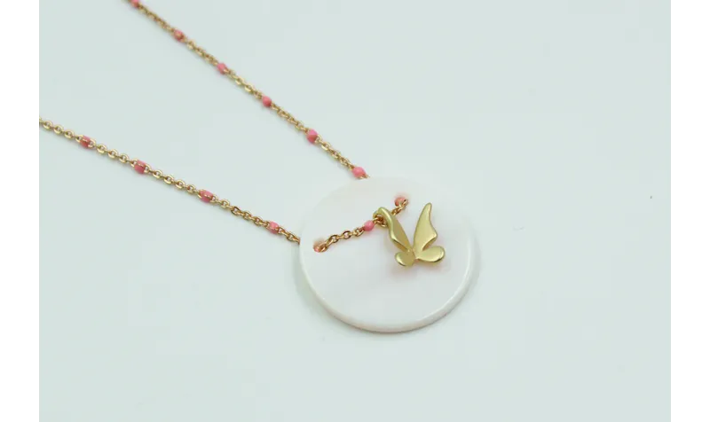 Solitario con cadena dorada y bola esmaltada rosa.