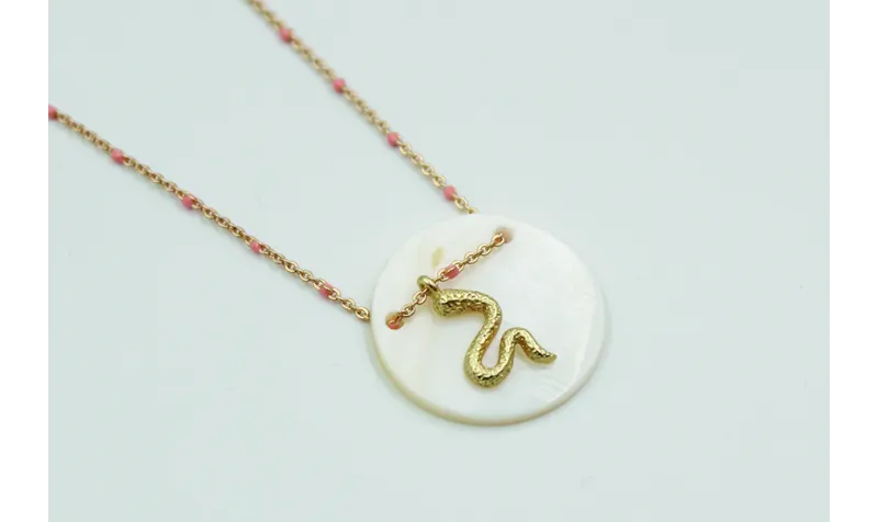 Solitario con cadena dorada y bola esmaltada rosa.