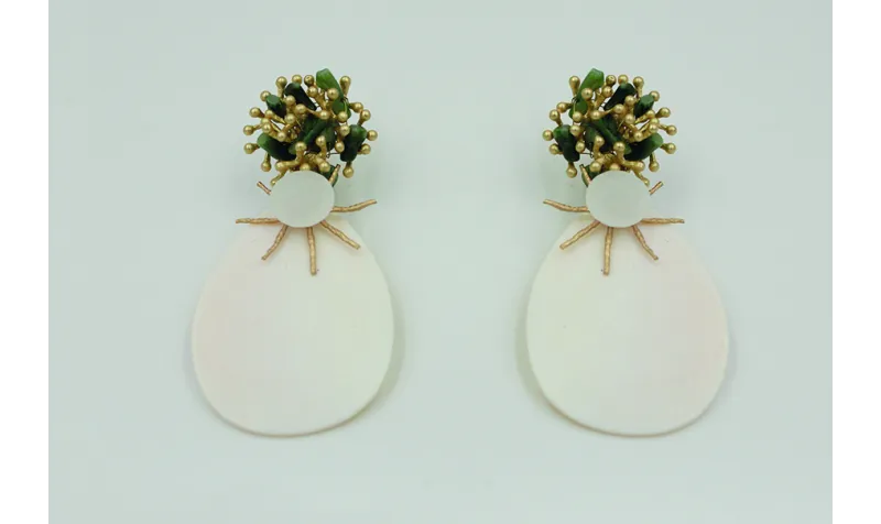 Pendientes perno coral oro mate y piezas de coral 