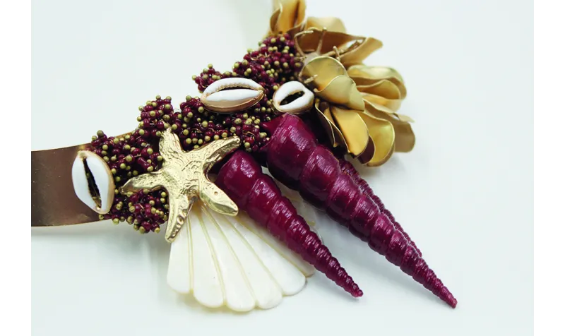 Collar rigido con caracolas tubos granates, concha