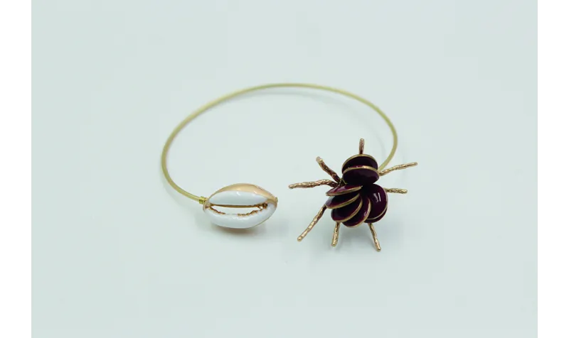 Pulsera rigida fina con esmaltes granates y concha