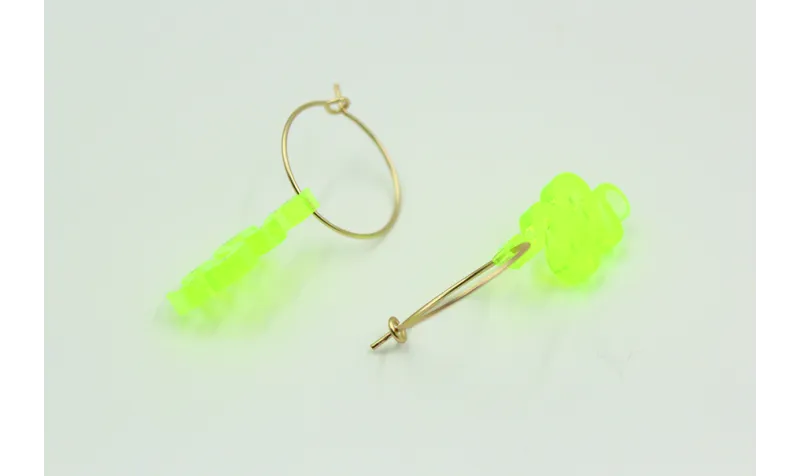 Pendiente de aro 20mm con serpiente de metacrilato