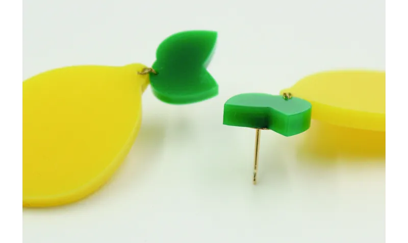 Pendientes con forma de limón en metacrilato amari
