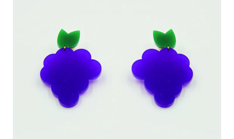 Pendientes con forma de uva en metacrilato morado.