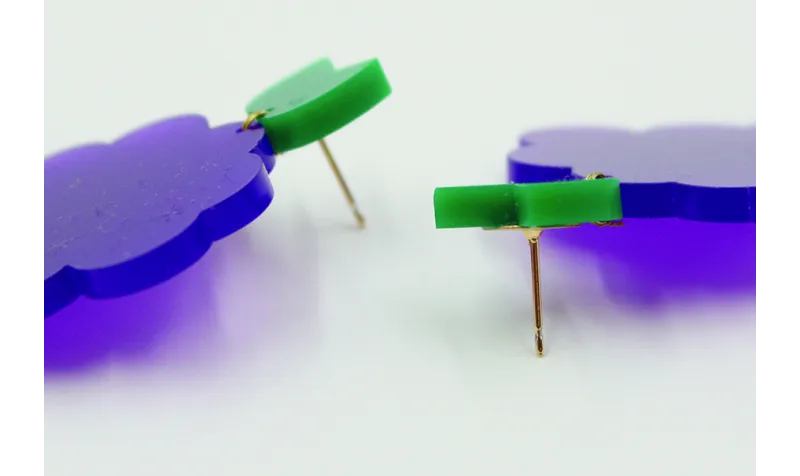 Pendientes con forma de uva en metacrilato morado.