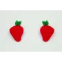 Pendientes con forma de fresa en metacrilato rojo.