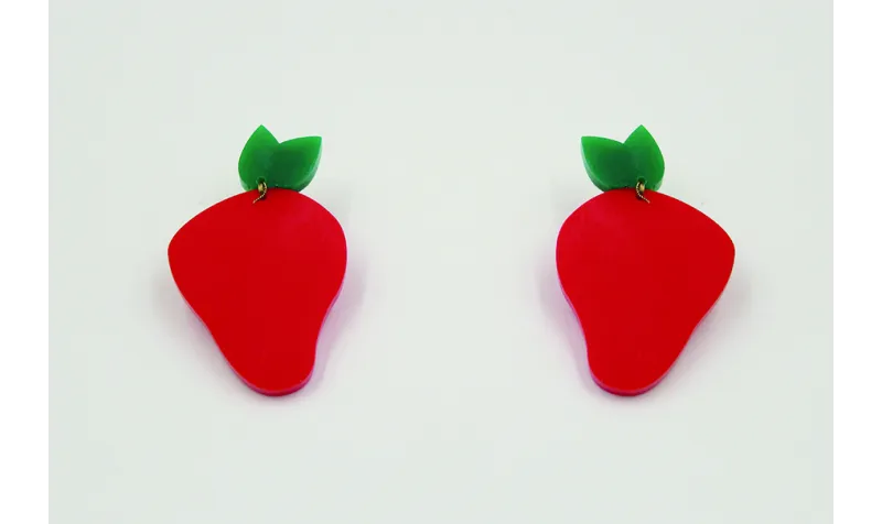 Pendientes con forma de fresa en metacrilato rojo.