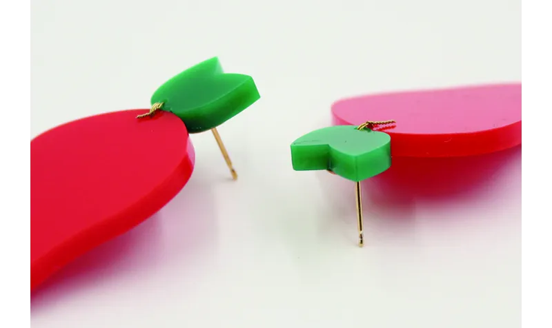 Pendientes con forma de fresa en metacrilato rojo.