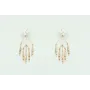 Pendiente con flor esmaltada blanca y colgando lam