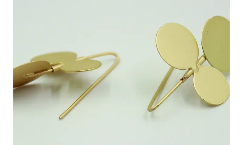 Pendientes sencillos con discos soldados en oro ma