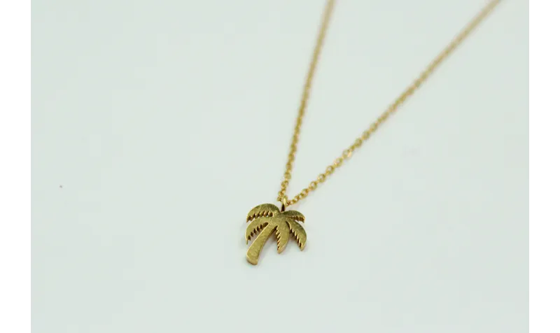Solitario con cadena de eslabón pequeño dorado y c