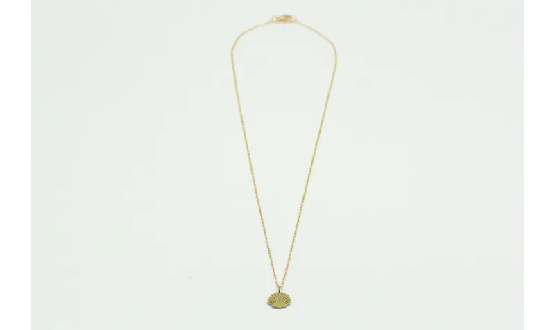 Solitario con cadena de eslabón pequeño dorado y c