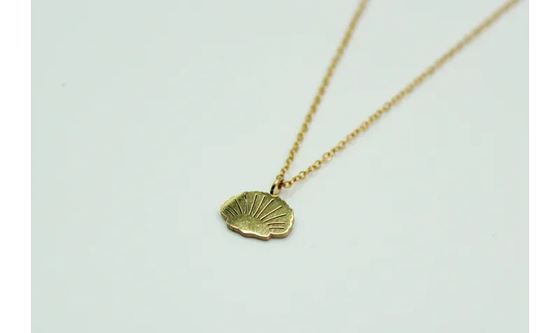 Solitario con cadena de eslabón pequeño dorado y c