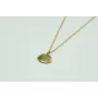 Solitario con cadena de eslabón pequeño dorado y c