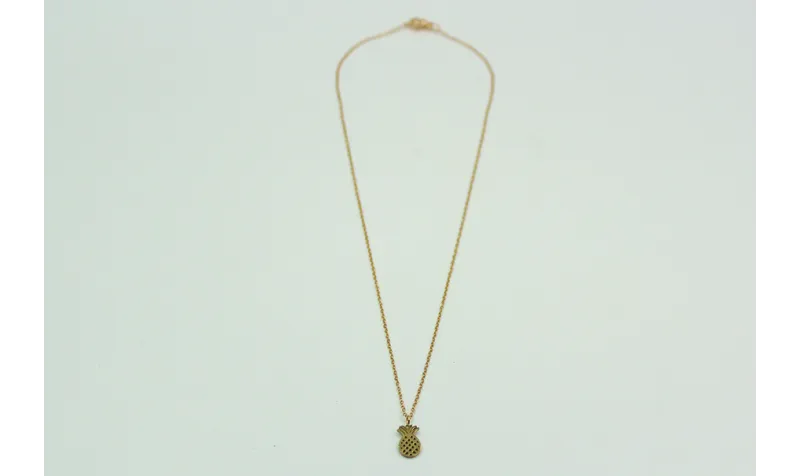 Solitario con cadena de eslabón pequeño dorado y c