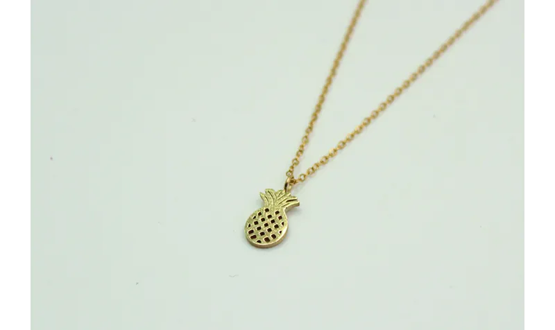 Solitario con cadena de eslabón pequeño dorado y c