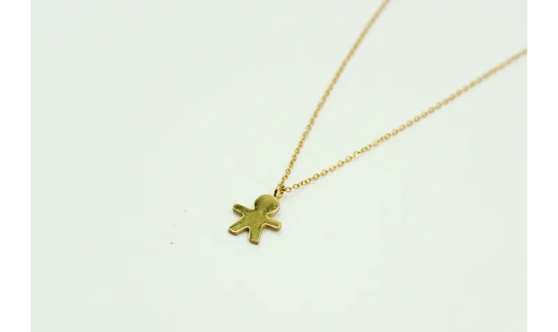 Solitario con cadena de eslabón pequeño dorado y c