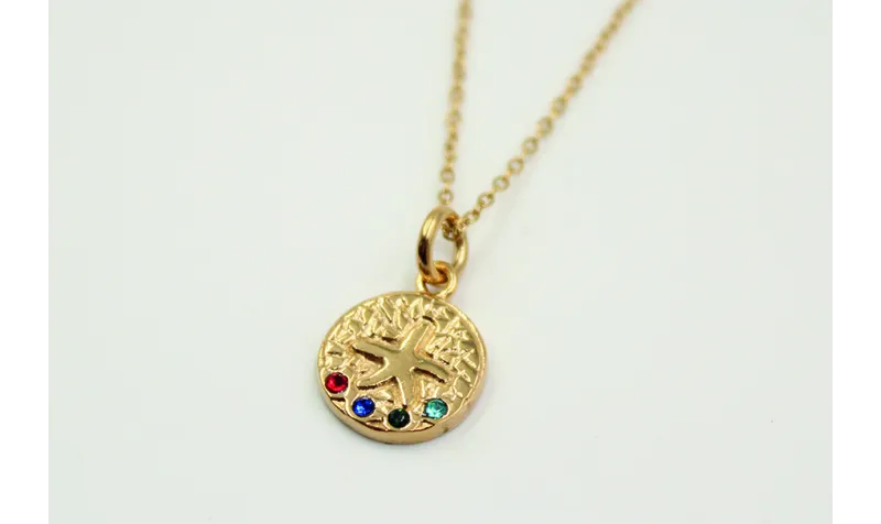 Solitario con cadena de eslabón pequeño dorado y c