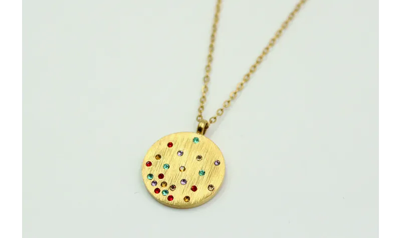 Solitario con cadena de eslabón pequeño dorado y c
