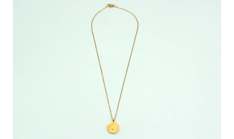 Solitario con cadena de eslabón pequeño dorado y c