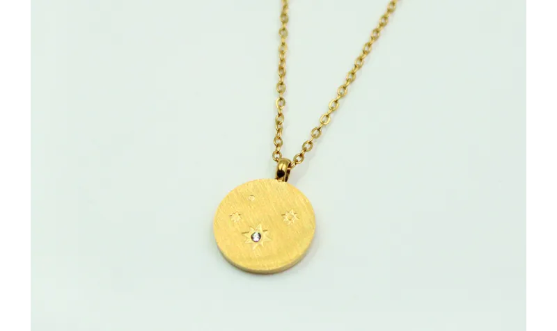 Solitario con cadena de eslabón pequeño dorado y c