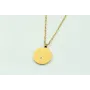 Solitario con cadena de eslabón pequeño dorado y c