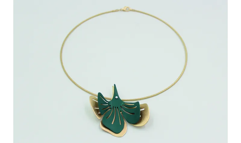 Collar rigido en oro mate con flores de tres pétal