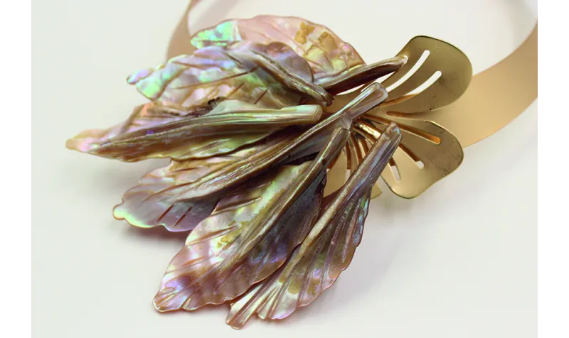 Collar rigido ancho con flores de nacar y flor tre