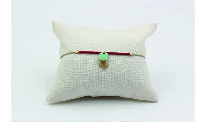 Pulsera de macrame verde piedra con miyuki granate