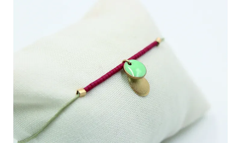 Pulsera de macrame verde piedra con miyuki granate