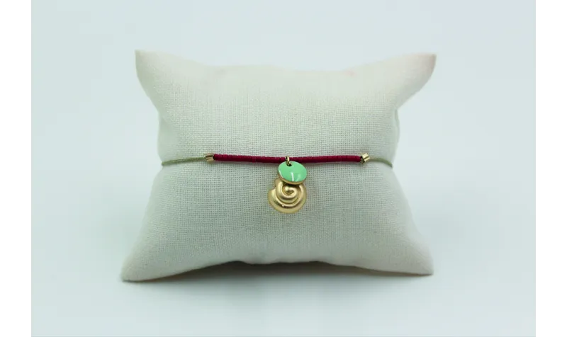 Pulsera de macrame verde piedra con miyuki granate