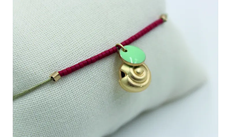 Pulsera de macrame verde piedra con miyuki granate