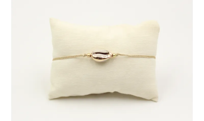 Pulsera hilo macrame dorado con concha esmaltada b