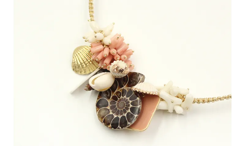 Collar rigido con corales blancos y rosas y concha