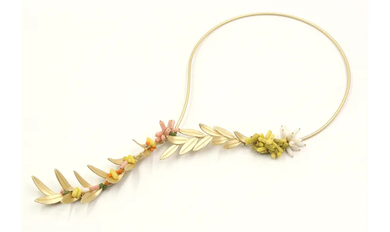 Collar rigido hojas en oro mate con semipreciosas 